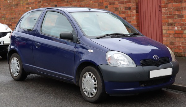 Toyota Yaris - 1st generation - y Vauxford - Own work, CC BY-SA 4.0, https://commons.wikimedia.org/w/index.php?curid=68800828