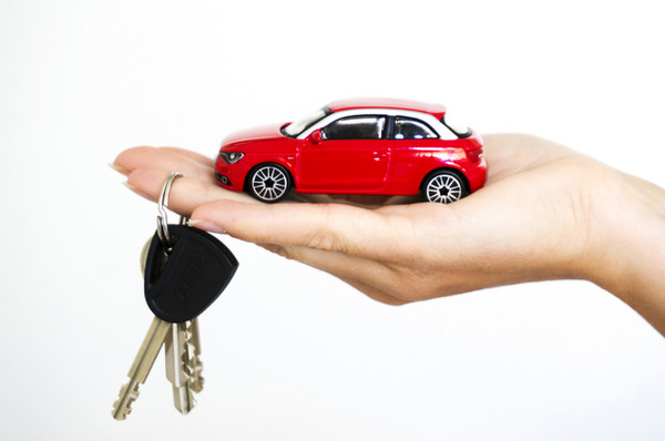 buying a used car advice guide - sydneycars - image of a car on a hand with a pair of keys