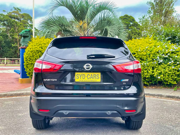 Used Nissan Qashqai for sale - photo showing the rear view of the SUV