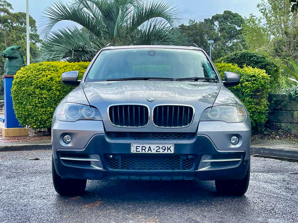 BMW X5 for Sale - Automatic model - photo showing the front straight on view