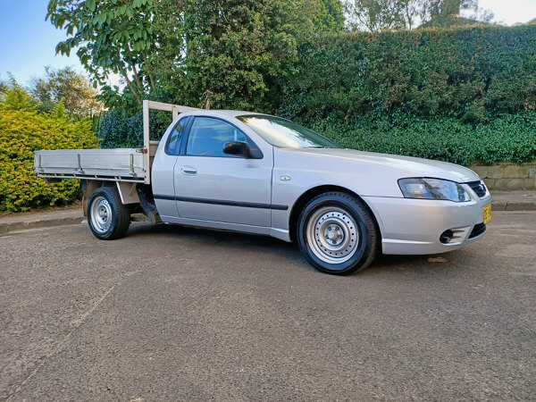 Tray UTE for sale in Sydney - Photo showing side angle view of the used ute for sale in Botany