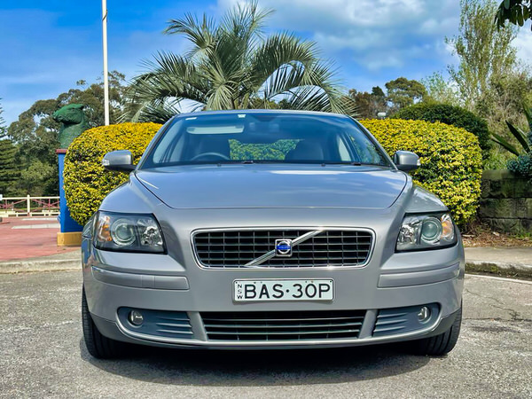 Used Volvo for sale - automatic S40 model - photo showing a close up of the front grille and bumper