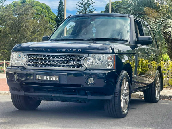 Used Land Rover for sale V8 Vogue Supercharger Automatic 2006 Model in Black - Photo showing the front passengers side angle view