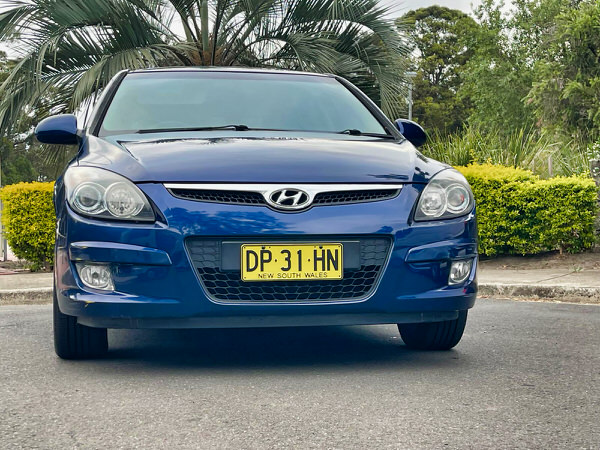 Used Hyundai i30 for sale in Sydney - Model shown is the Hyundai i30 Trophy Automatic 2012 model. Photo showing the front straight on view with colour matching front bumper and grille