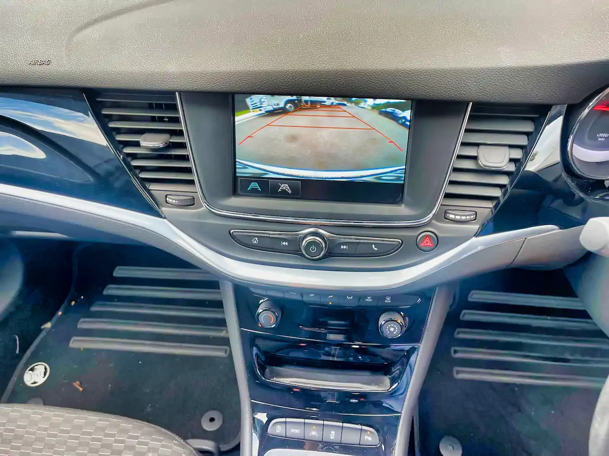 Big screen colour reserving camera in this model making parking easy