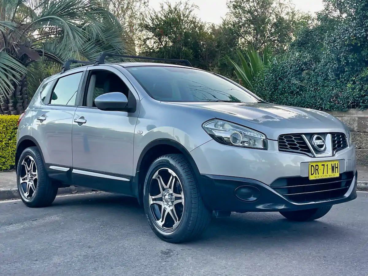 Front driver side angle view of used Nissan Dualis 2011